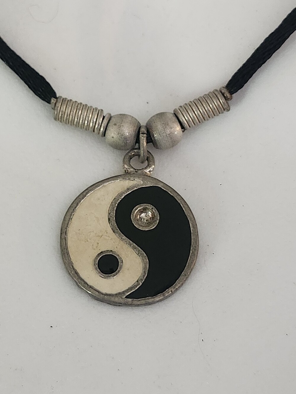 Vtg 90's Yin Yang Black and White Pendant Necklace - 16 Inches